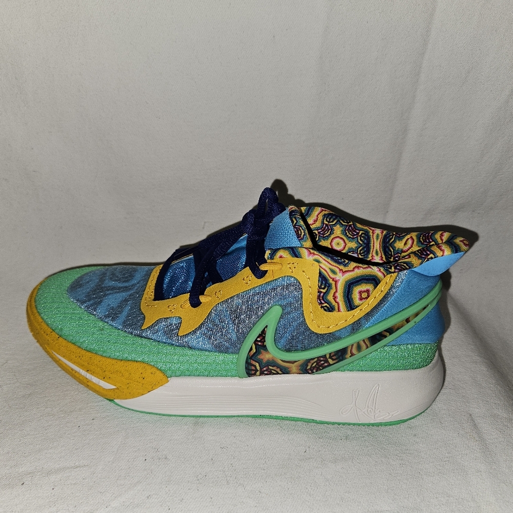 NIB Nike Kyrie 8 Go SE Basketball Shoe Sneaker DV3018-400 Youth 7Y or 8.5W